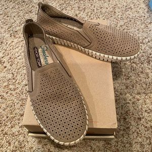 Womens size 6 Tan Skechers